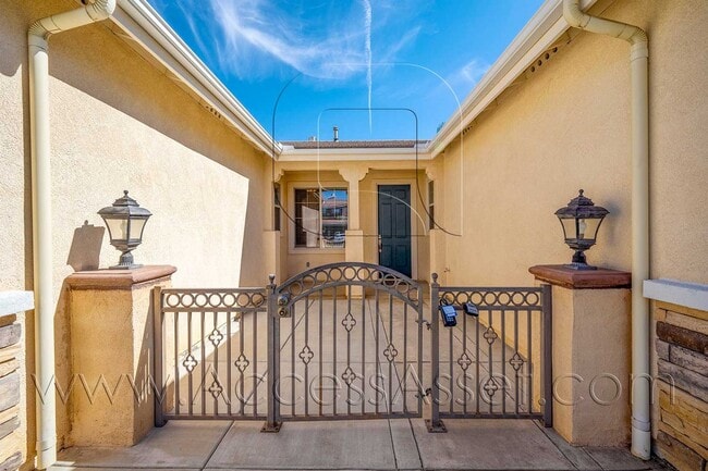 Building Photo - Beautiful 3 Bed/ 3 Bath Single Story Home ...