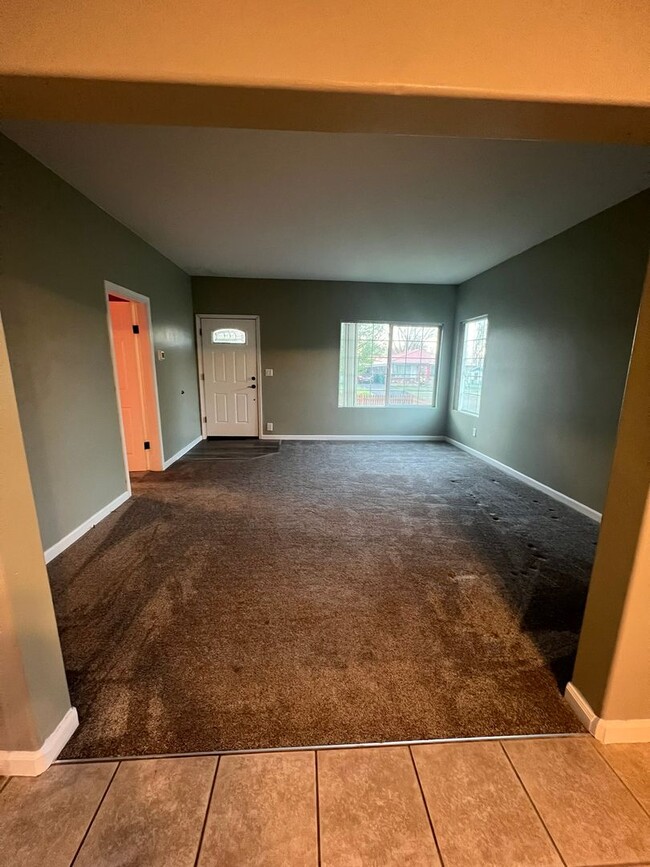 Foto del edificio - 3 Bedroom, 2 Bathroom Home - Located near ...