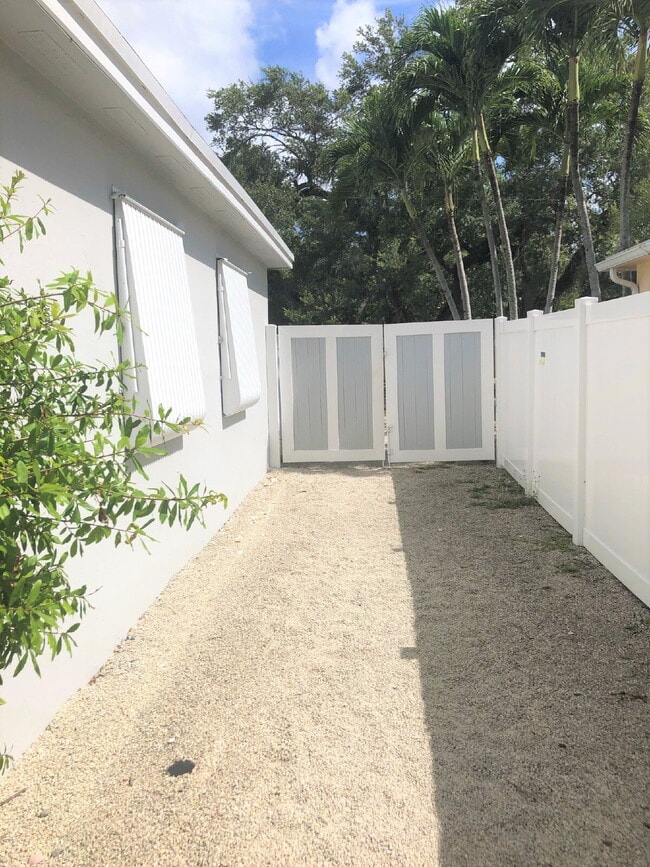 Building Photo - Private Fort Lauderdale FURNISHED 1/1 Avai...