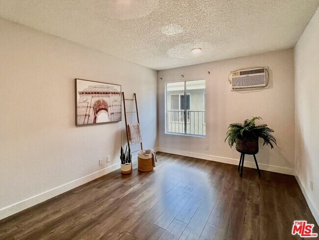 Foto del edificio - 6029 Carlton Way