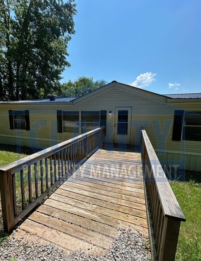 Building Photo - 3 Bed, 2 Bath Home in Peaceful Setting