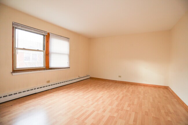 Building Photo - 2117 W Farragut Ave