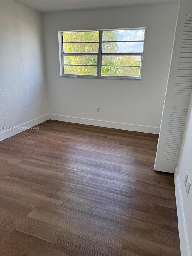 Foto del edificio - 1350 W 53rd St