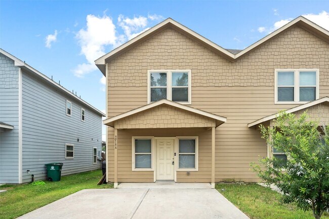 Building Photo - 9018 Everglade Dr