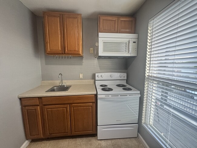 Kitchen - 106 N Carter St