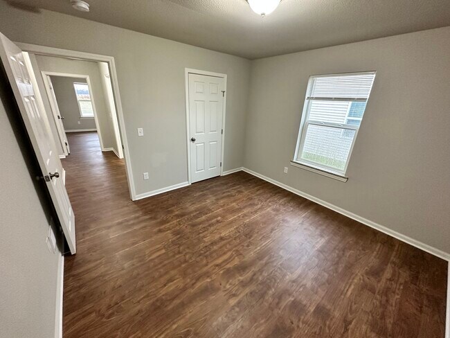 Building Photo - 2670 S Claremont Dr