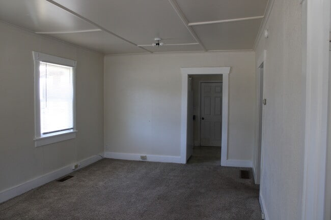Building Photo - 618 4th St