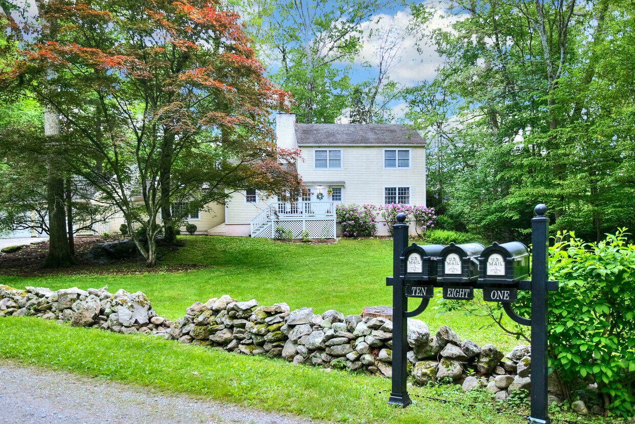 Primary Photo - 1 Graystone Ln