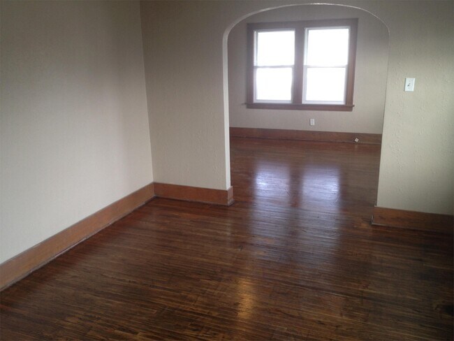Foto del edificio - 1045 E 10th St