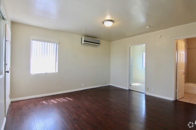 Building Photo - 3345 Del Mar Ave