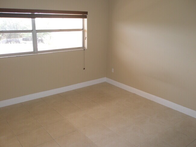 Building Photo - 9375 Fontainebleau Blvd