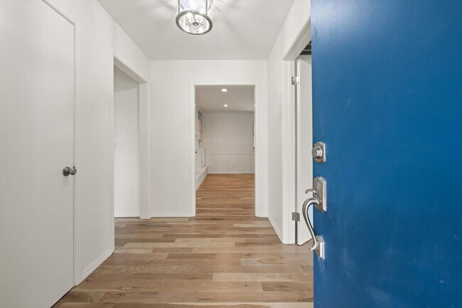 Foto del edificio - Modern Details and Interiors to a sought-a...