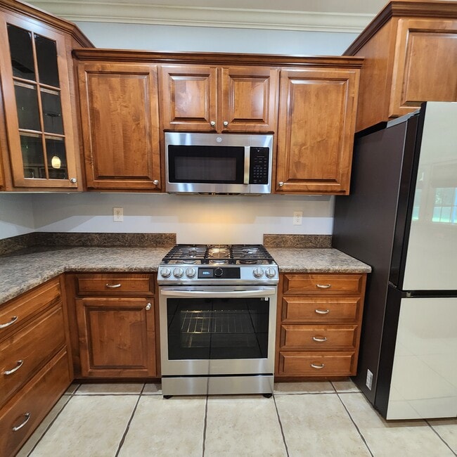 Building Photo - 261 Willow Lake Dr