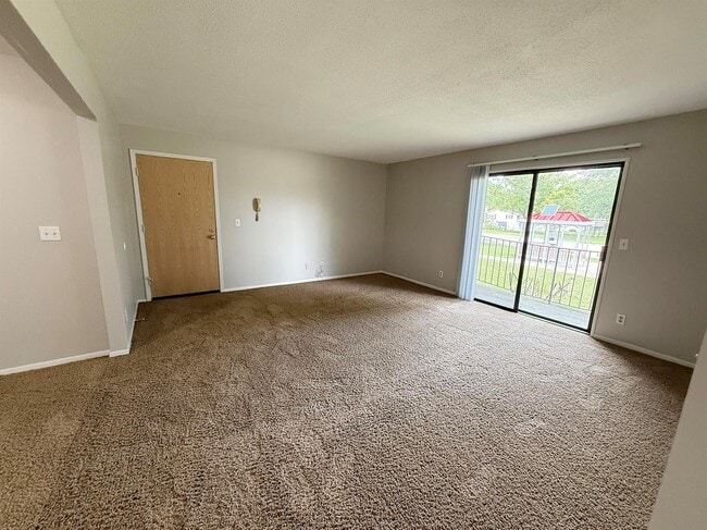 sala de estar con alfombra - Forrest Edge Apartments