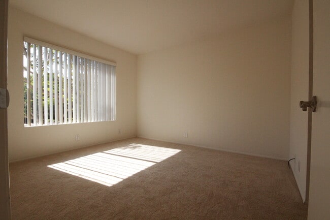 Foto del edificio - 1-bedroom condo with loft, top floor unit in La Jolla Colony/UTC