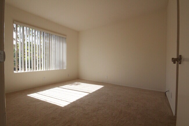 Building Photo - 1-bedroom condo with loft, top floor unit in La Jolla Colony/UTC