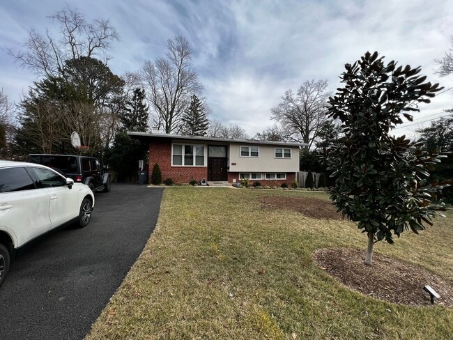 Building Photo - 1br 1ba space. Fully furnished & decorated...
