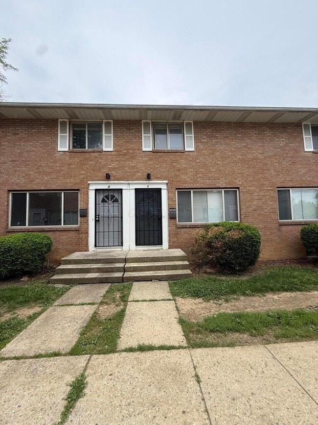 Building Photo - 1759 Lonsdale Rd
