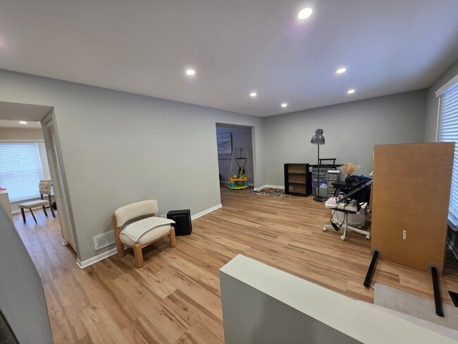 Building Photo - 713 Old Post Rd