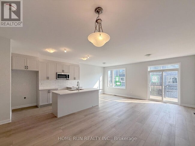 Building Photo - 521 Woodlily Private