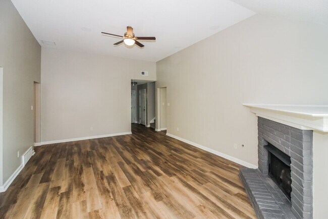 Foto del edificio - 1125 Red Fern Cir W
