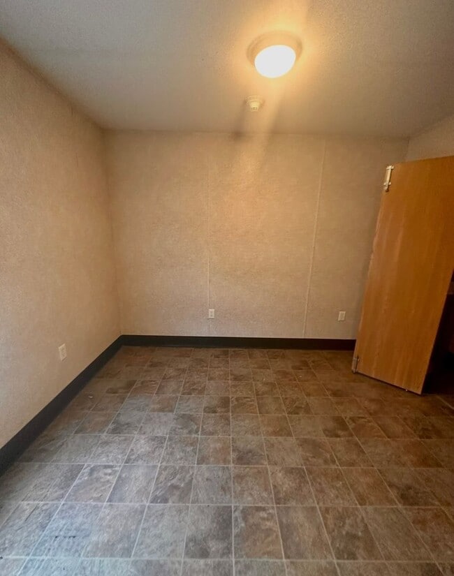 Building Photo - 3 Bed/2 Bath Home