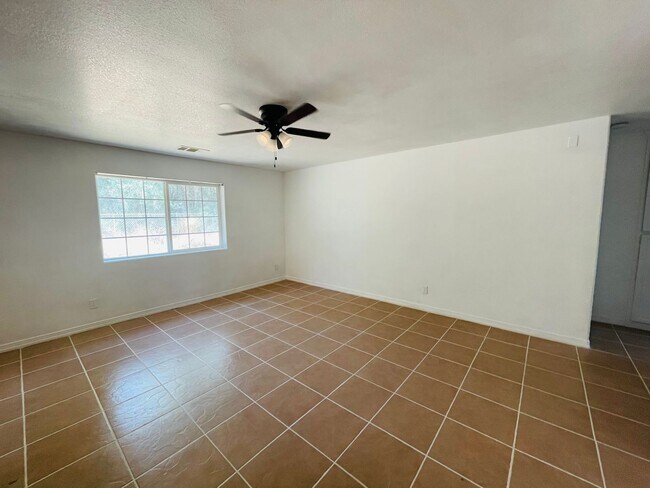 Foto del edificio - $1,795 Belmont & McCall, 2 Bedroom - Belmo...