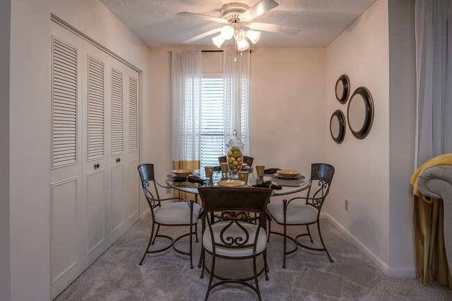 Dining Area - Stevens Creek Commons
