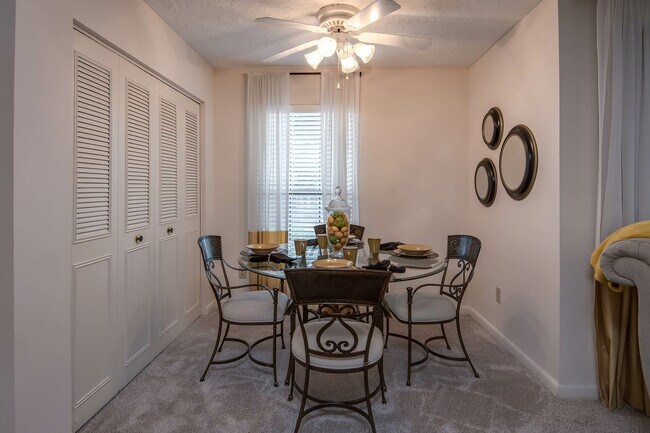 Área de comedor - Stevens Creek Commons