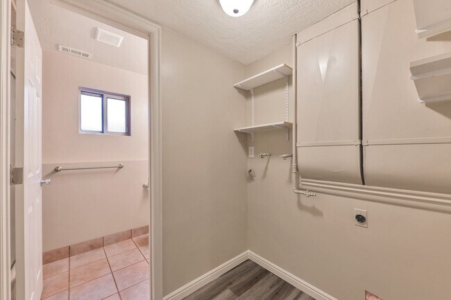 Foto del edificio - Beautiful Pet Friendly 4 Bed, 3 Bath Farmi...