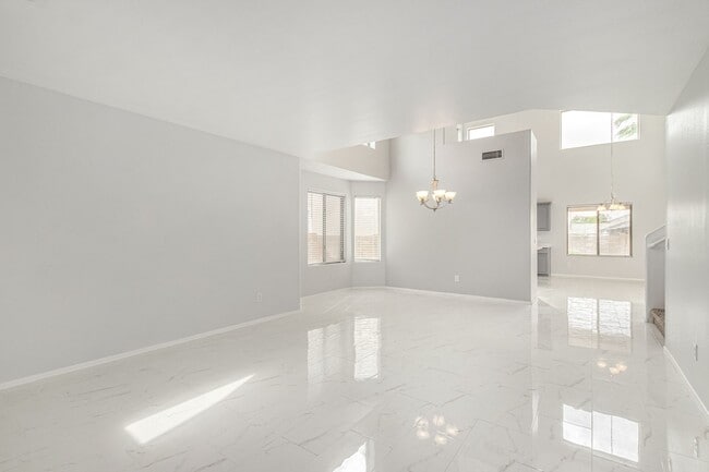 Building Photo - STUNNING 5 Bedroom Home in Peoria!