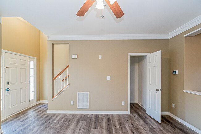 Foto del edificio - 5125 Casland Dr