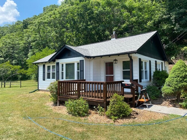 Building Photo - Beautiful 2 Bedroom and 1 Bath house in Bl...