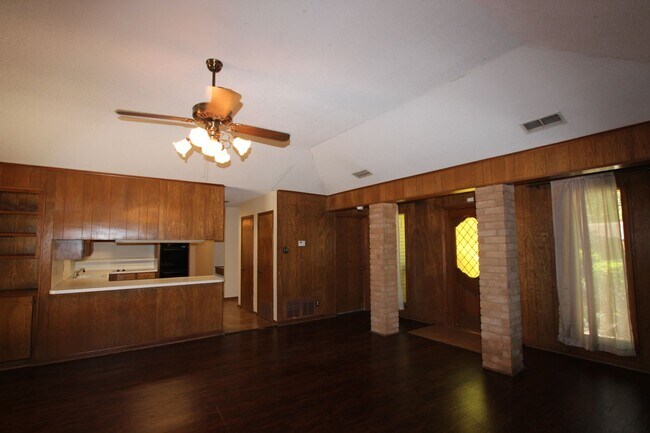 Foto del edificio - Beautiful 3 bedroom 2 bath home in the hea...