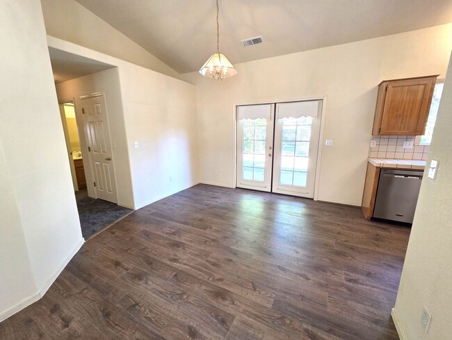 Building Photo - Immaculate 3 Bedroom 2 Bath Home