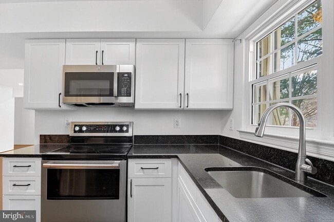 Building Photo - 7753 Inversham Dr