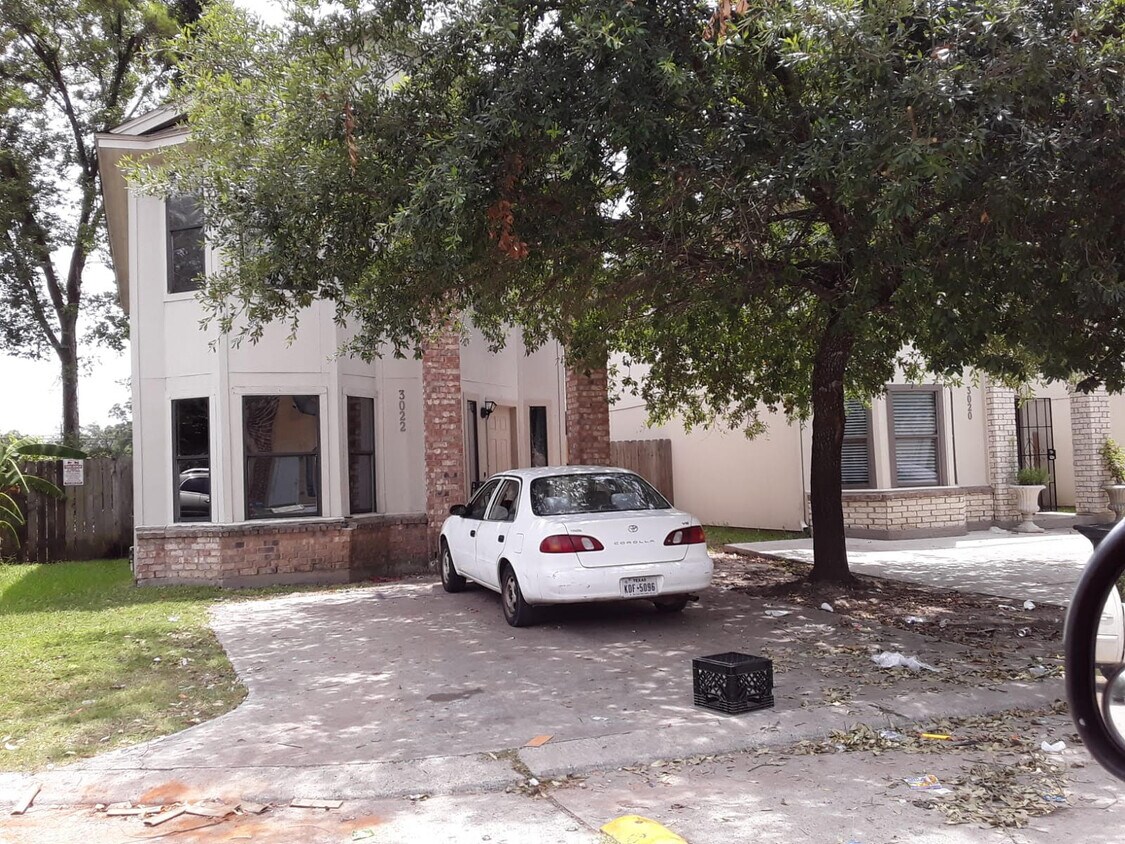 Building Photo - 3022 La Estancia Ln