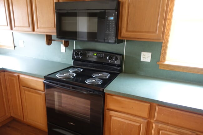 Stoveand Microwave - 503 N Chestnut St