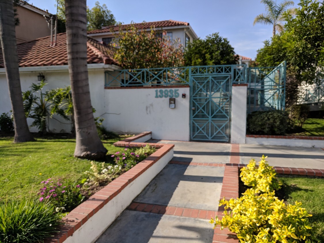 Corte Bella! - 13935 Lemoli Ave