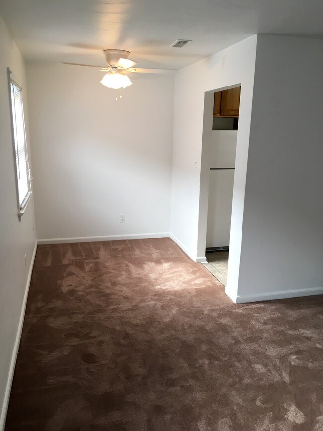 Building Photo - 556 Ashlawn Dr