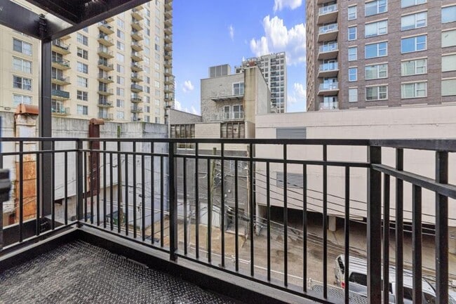 Building Photo - 0 bedroom in Chicago IL 60610