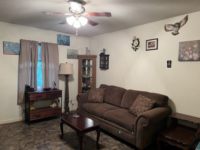 Building Photo - 631 Daris Dr