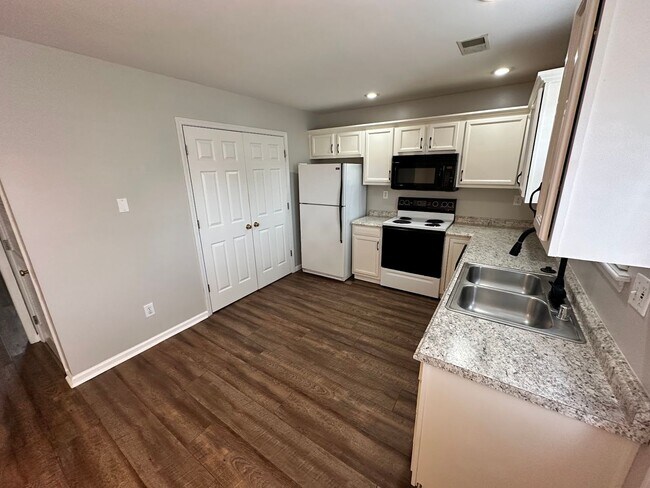 Building Photo - Lovely 2-Bedroom, 1.5-Bath Townhome in a Desirable Hamburg Location!