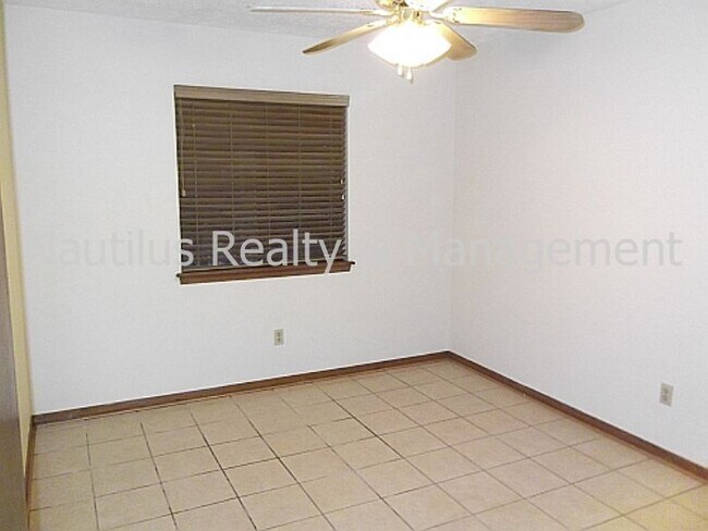 Building Photo - 800 Premier Dr