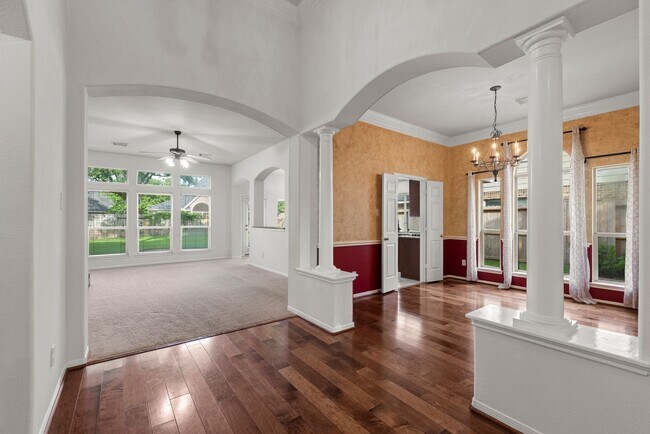 Foto del edificio - Elegant 1.5 Story in Top School Zone W/ De...