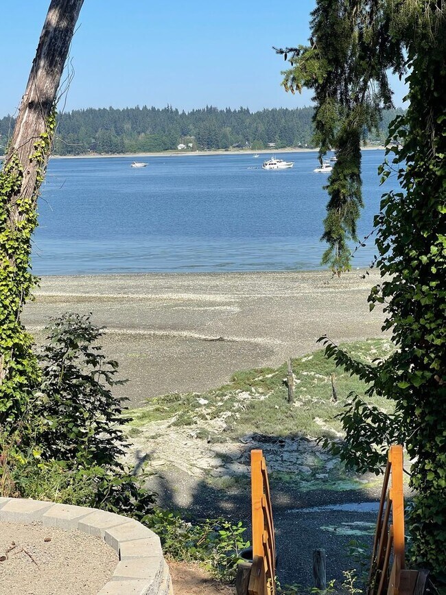 Foto del edificio - NEW PRICE !!!!!Stunning waterfront with 2 ...