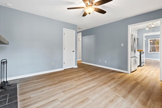 Building Photo - Gem in Hillsborough-move in now!
