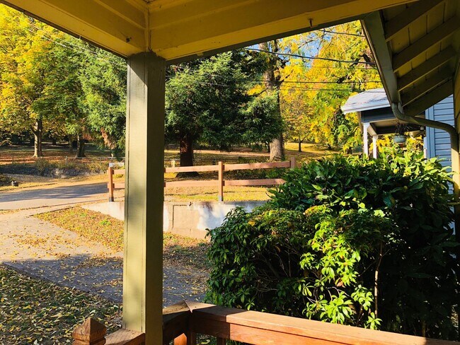 Building Photo - ADORABLE PORTLAND BUNGALOW,  RIGHT NEXT TO...