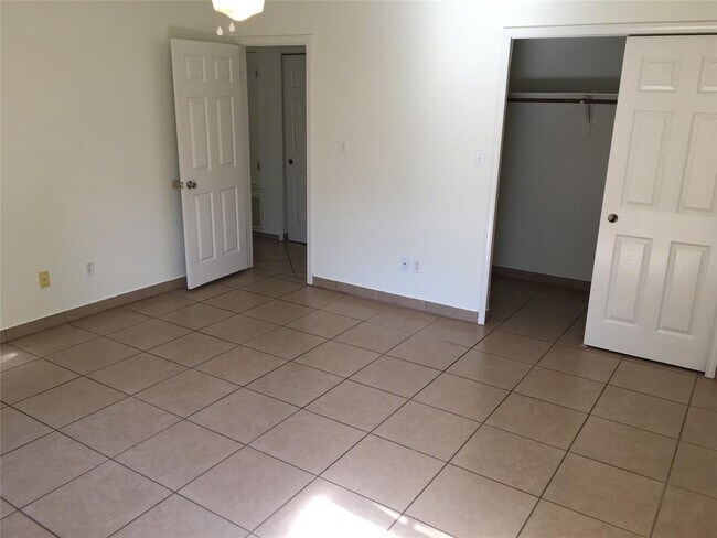 Foto del edificio - 703 Riverway Ln