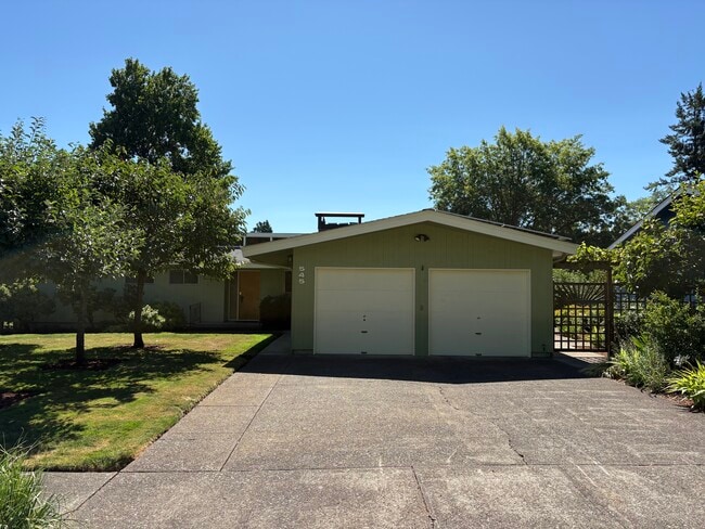 Building Photo - 545 NW Elizabeth Dr